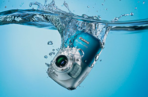 Wszystkie obecne na rynku mrozoodporne kompakty są też - w różnym stopniu - wodoszczelne. Na zdjęciu Canon PowerShot D10.
